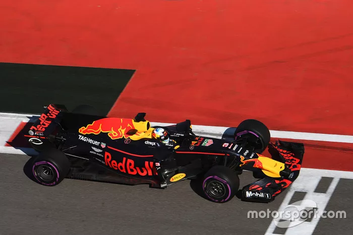 Daniel Ricciardo foi 'o melhor do resto' e parte em quinto, mas com um tempo 1s711 pior do que do alemão da Ferrari.