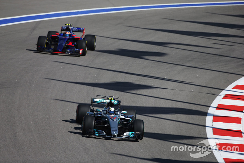 Valtteri Bottas, Mercedes AMG F1 W08, Carlos Sainz Jr., Scuderia Toro Rosso STR12