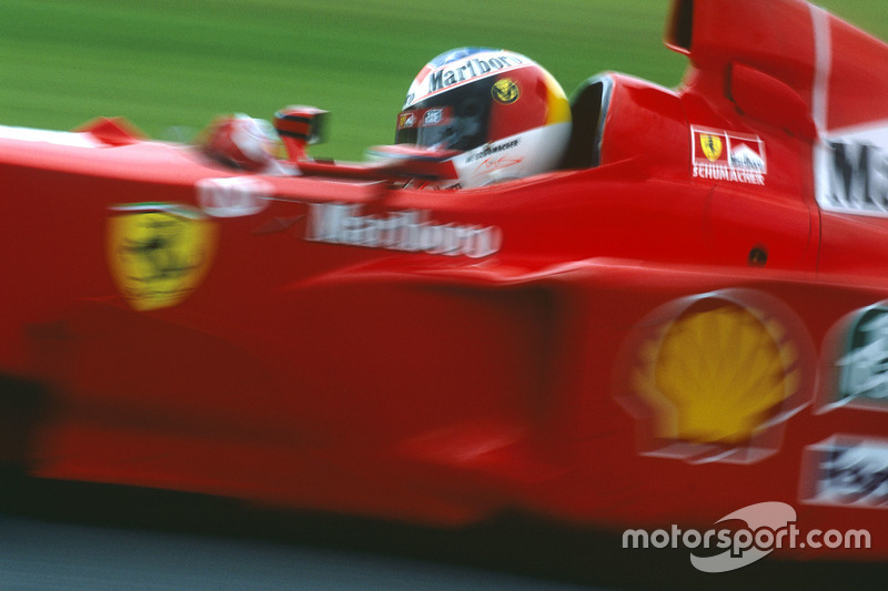 Ferrari dividió abiertamente a sus pilotos en "número 1" y "número 2". Las órdenes de mando debían llevarse a cabo sin ninguna duda. No es de extrañar que pronto Michael siguiera sin problemas con su compañero y estuviera listo para avanzar en la curva "Stowe"...