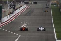 Kimi Räikkönen, Ferrari SF70H; Felipe Massa, Williams FW40