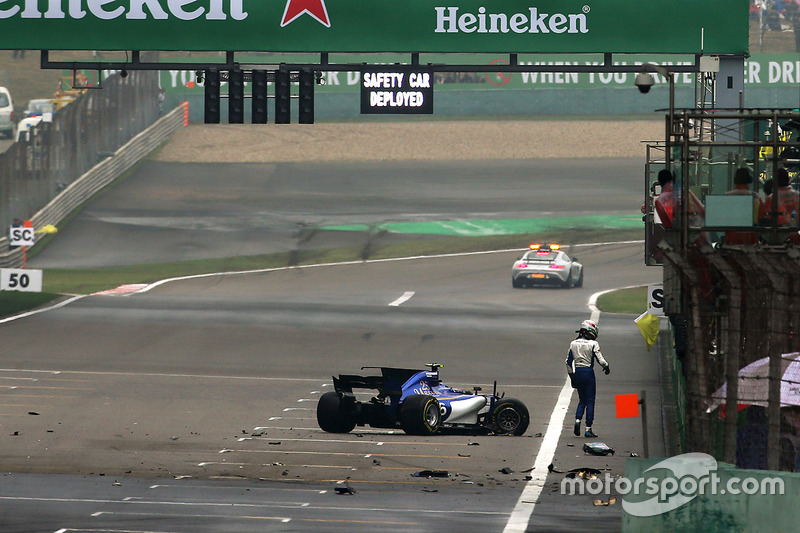 Nach dem Unfall: Antonio Giovinazzi, Sauber C36