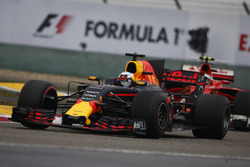 Daniel Ricciardo, Red Bull Racing RB13, voor Kimi Raikkonen, Ferrari SF70H