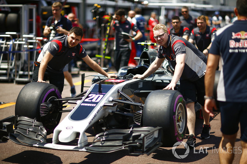 Mecánicos empujan el coche de Kevin Magnussen, Haas F1 Team VF-17, en el pitlane