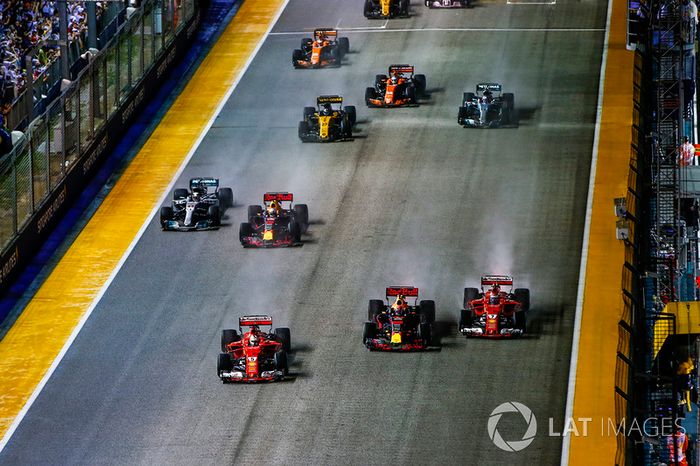  Sebastian Vettel, Ferrari SF70H, Max Verstappen, Red Bull Racing RB13, Kimi Raikkonen, Ferrari SF70H, immediately prior to contact