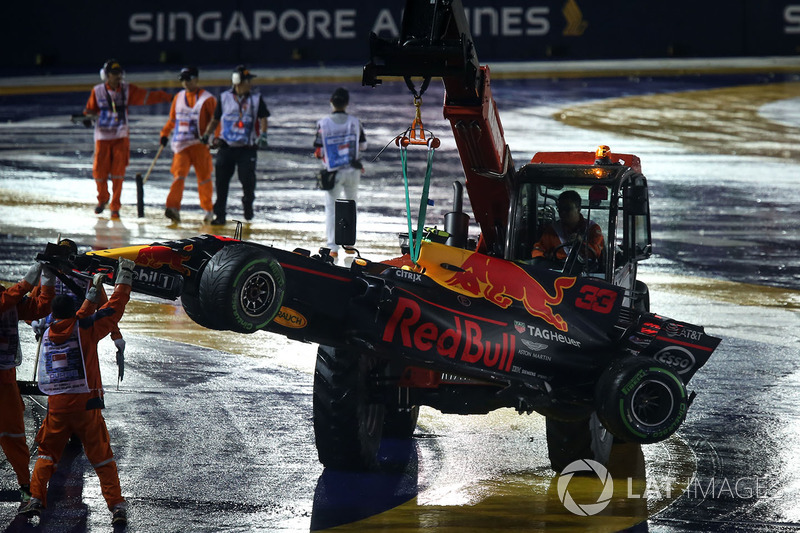 La voiture de Max Verstappen, Red Bull Racing RB13 est ramenée par les commissaires après son accident en début de course