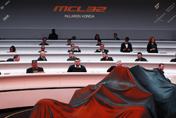 Los huéspedes esperan a la develación del McLaren MCL32