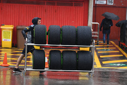 Mécanicien Scuderia Toro Rosso et pneus Pirelli