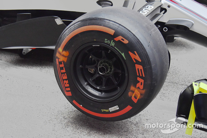 Gros plan sur la roue avant de la Williams FW40