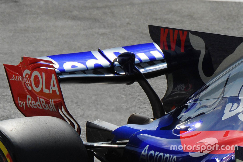 Daniil Kvyat, Scuderia Toro Rosso STR12 rear wing detail