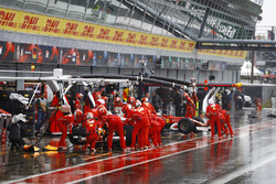 Себастьян Феттель, Кімі Райкконен, Ferrari SF70H, повертаюсться на піт-лейн
