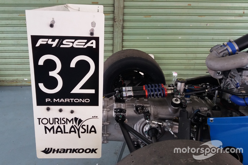 Bagian belakang mobil Presley Martono
