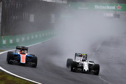 Pascal Wehrlein, Manor Racing MRT05, en Valtteri Bottas, Williams FW38, in gevecht