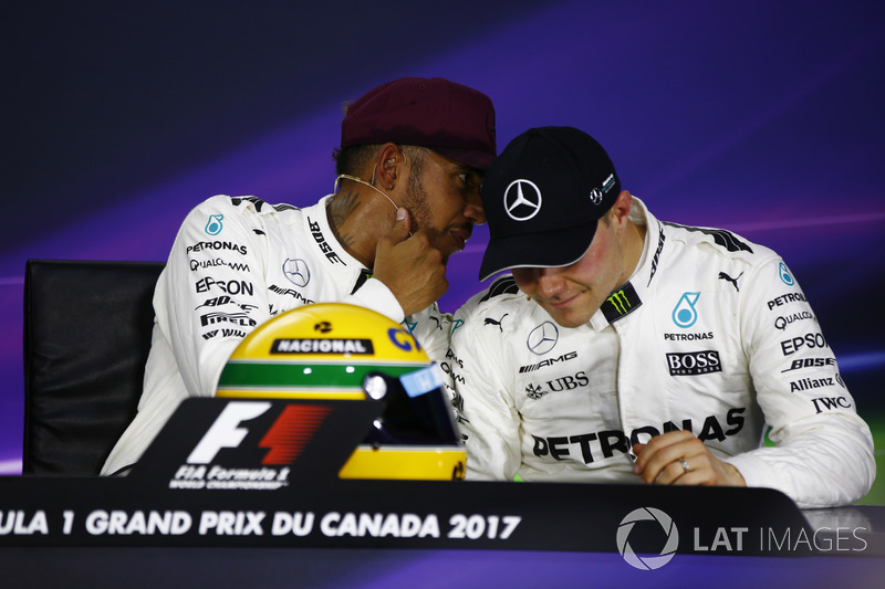 Гонщик Mercedes AMG F1 Льюис Хэмилтон, шлем Айртона Сенны и пилот Mercedes AMG F1 Валттери Боттас