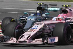 Эстебан Окон, Sahara Force India F1 VJM10, и Валттери Боттас, Mercedes AMG F1 W08