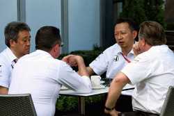 Eric Boullier, directeur de la compétition de McLaren avec Zak Brown, directeur exécutif de McLaren et Yusuke Hasegawa, directeur du programme F1 de Honda