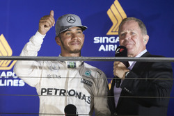 Lewis Hamilton, Mercedes AMG F1 W07 Hybrid con Martin Brundle