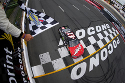 Kurt Busch, Stewart-Haas Racing Chevrolet aan de finish