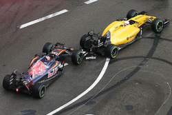 Daniil Kvyat, Scuderia Toro Rosso STR11 en Kevin Magnussen, Renault Sport F1 Team RS16 maken contact