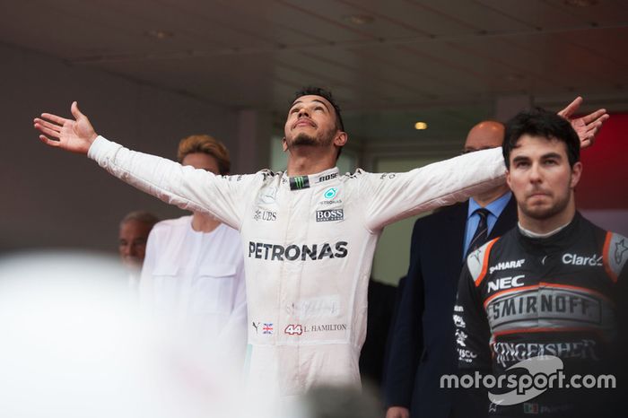 Ganador de la carrera Lewis Hamilton, Mercedes AMG F1 celebra en el podio