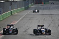 Fernando Alonso, McLaren MP4-31 y Carlos Sainz Jr., Scuderia Toro Rosso STR11