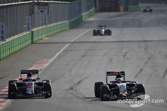 Fernando Alonso, McLaren MP4-31 y Carlos Sainz, Scuderia Toro Rosso STR11