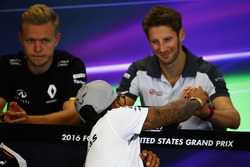 Lewis Hamilton, Mercedes AMG F1 et Romain Grosjean, Haas F1 Team lors de la conférence de presse de la FIA