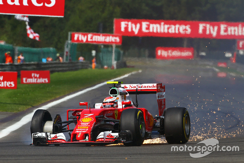 Kimi Raikkonen, Ferrari SF16-H with a puncture at the start of the race