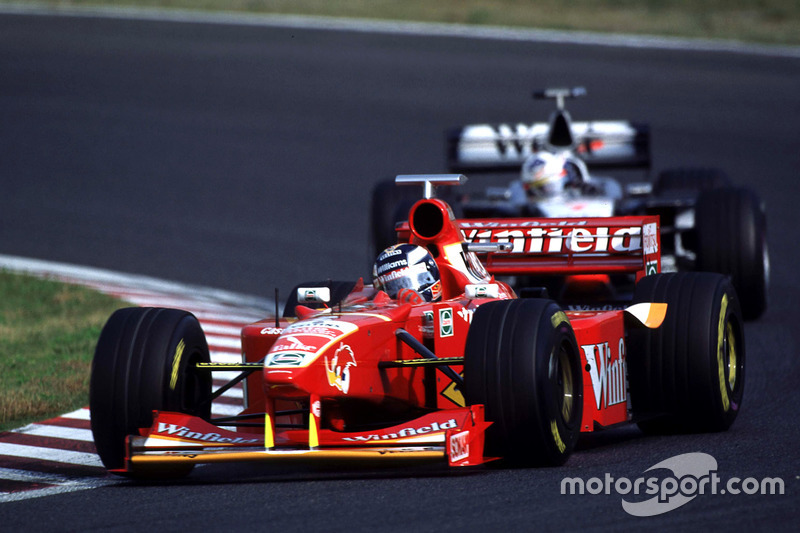 Heinz-Harald Frentzen leads David Coulthard, McLaren