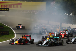 Max Verstappen, Red Bull Racing RB12 en Nico Rosberg, Mercedes AMG F1 W07 Hybrid, bij de start van d