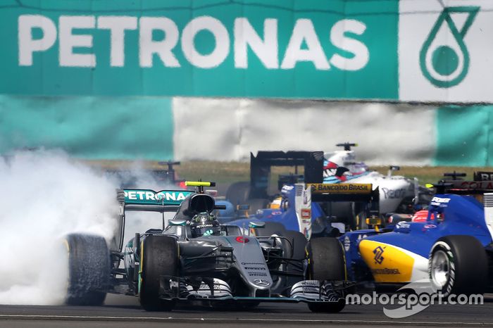 Rosberg trompea tras tocarse con Vettel