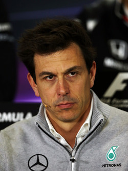 Toto Wolff, Mercedes AMG F1 Accionista y Director Ejecutivo de la Conferencia de prensa FIA