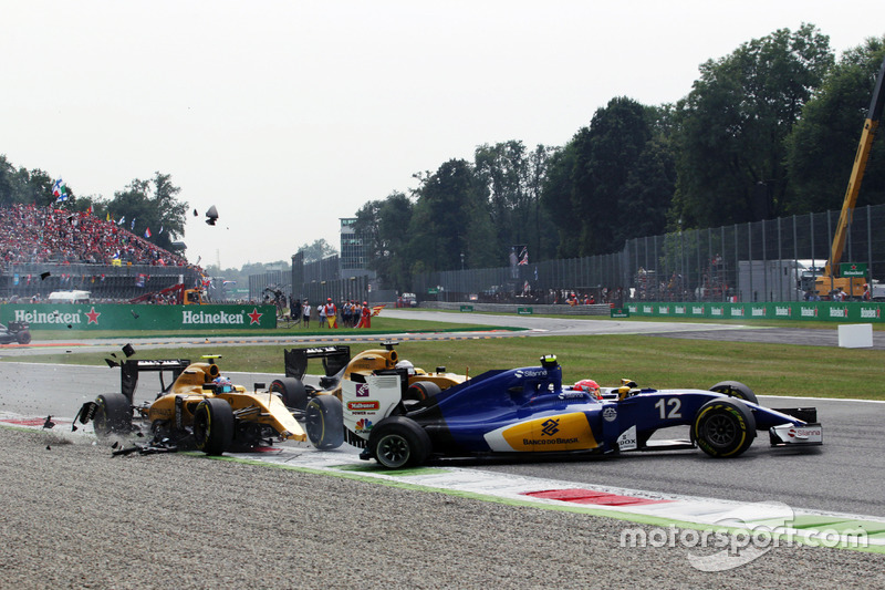 Crash involving Jolyon Palmer, Renault Sport F1 Team RS16, Felipe Nasr, Sauber C35, and Kevin Magnus