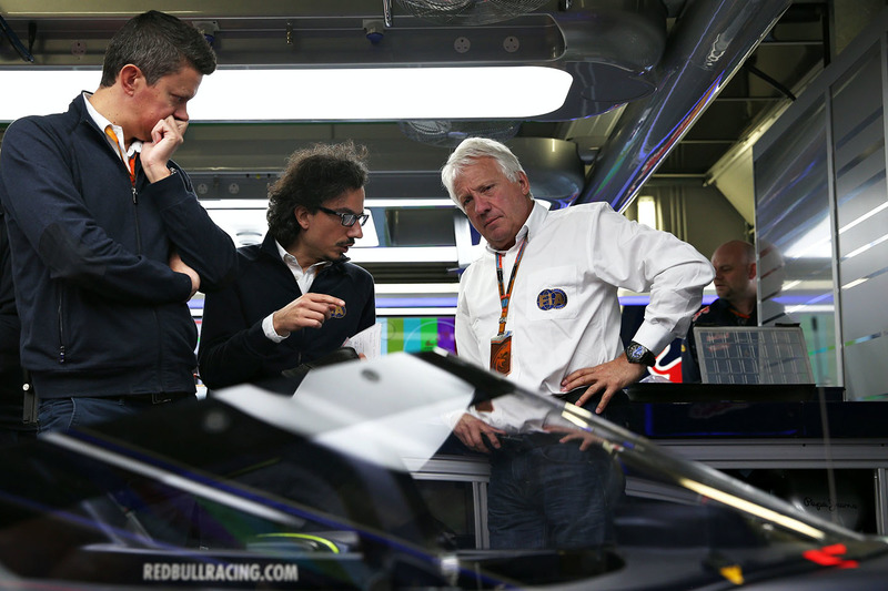 Charlie Whiting, FIA Delegate schaut sich den Red Bull Racing RB12 Aeroscreen an