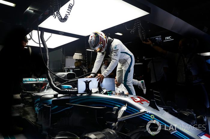 Lewis Hamilton, Mercedes AMG F1, sube a su auto