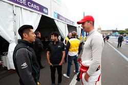 Ho-Pin Tung, Panasonic Jaguar Racing, incontra Kevin Pietersen, ex giocatore di cricket dell'Inghilterra