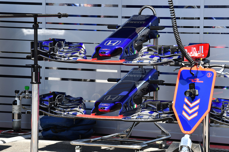 Scuderia Toro Rosso STR13 burun ve ön kanat