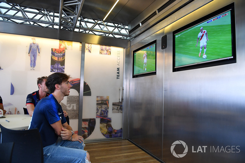 Pierre Gasly, Scuderia Toro Rosso Observa la Copa del Mudo