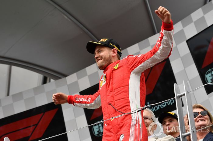Sebastian Vettel, Ferrari, celebra su victoria en el podio de Canadá