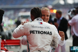 Il vincitore della gara Lewis Hamilton, Mercedes AMG F1, e Valtteri Bottas, Mercedes AMG F1, festeggiano nel parco chiuso
