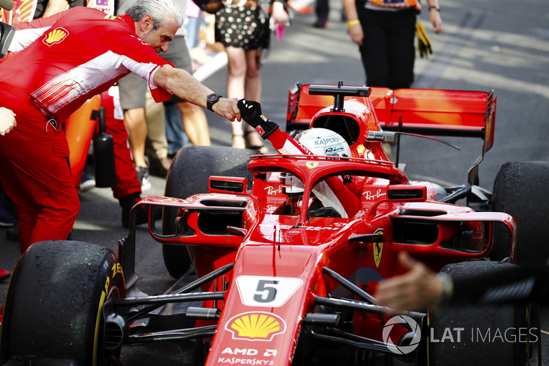 Sebastian Vettel, Ferrari SF71H, es recibido por Maurizio Arrivabene, director Ferrari, después de tomar la victoria