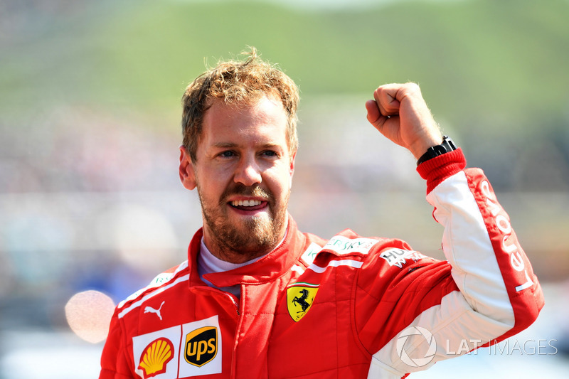 Race winner Sebastian Vettel, Ferrari fête sa victoire dans le parc fermé