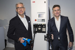 Alejandro Agag, CEO, Formula E ve Ulrich Spiesshofer, CEO, ABB