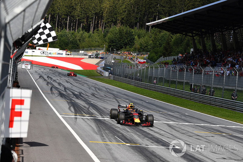 Le vainqueur Max Verstappen, Red Bull Racing RB14 franchit l'arrivée