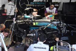 Mercedes AMG F1 team, Lewis Hamilton'ın aracı üzerinde çalışıyor