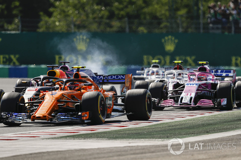 Stoffel Vandoorne, McLaren MCL33, Daniel Ricciardo, Red Bull Racing RB14, Sergio Perez, Force India VJM11, Esteban Ocon, Force India VJM11, Charles Leclerc, Sauber C37 y el resto de los coches