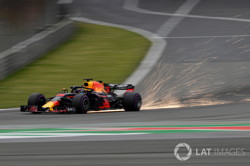 Daniel Ricciardo, Red Bull Racing RB14, fait des étincelles