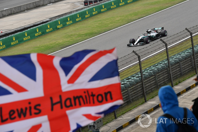 Lewis Hamilton, Mercedes-AMG F1 W09 EQ Power y bandera de la Unión