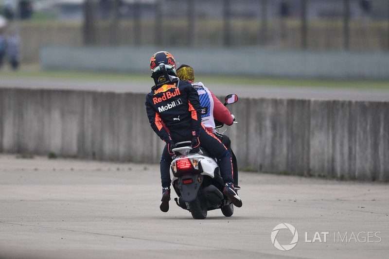 Daniel Ricciardo, Red Bull Racing à l'arrêt en piste et ramené en scooter
