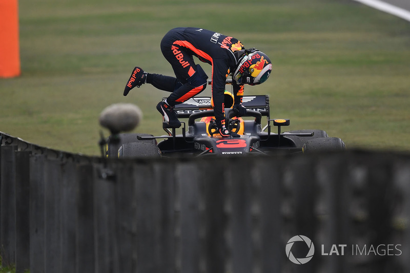 Daniel Ricciardo, Red Bull Racing à l'arrêt en piste
