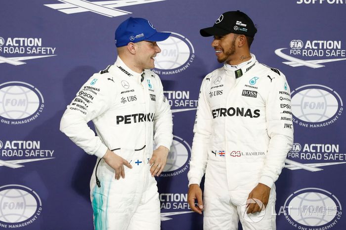 Ganador de la pole Valtteri Bottas, Mercedes AMG F1, segundo Lewis Hamilton, Mercedes AMG F1